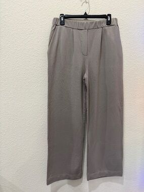 Ladies heart relaxed tan pants size Medium - Like New